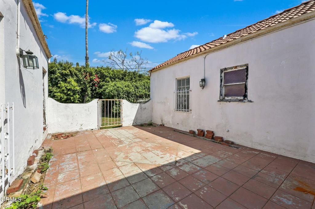 Image 25 of property listing at 3273 Country Club Drive, Los Angeles, CA 90019