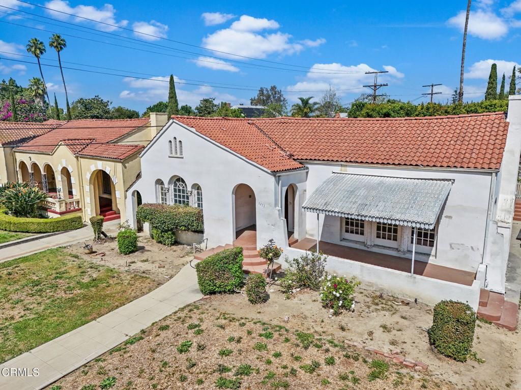 Image 4 of property listing at 3273 Country Club Drive, Los Angeles, CA 90019