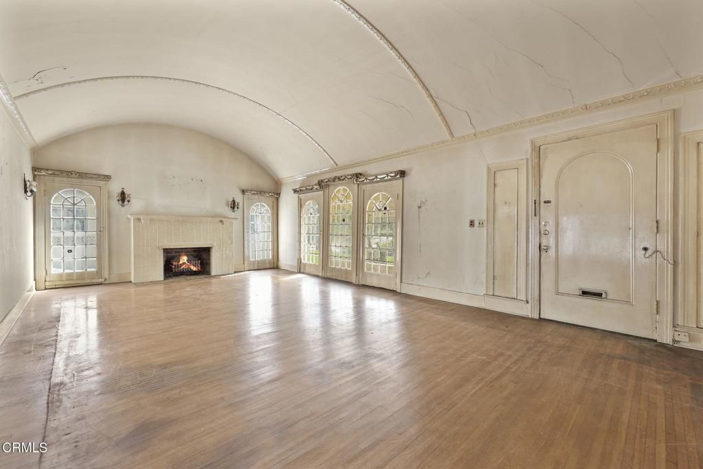 Image 7 of property listing at 3273 Country Club Drive, Los Angeles, CA 90019