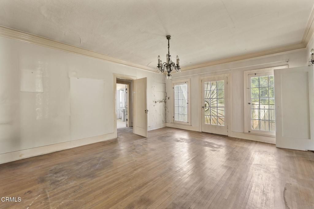 Image 9 of property listing at 3273 Country Club Drive, Los Angeles, CA 90019