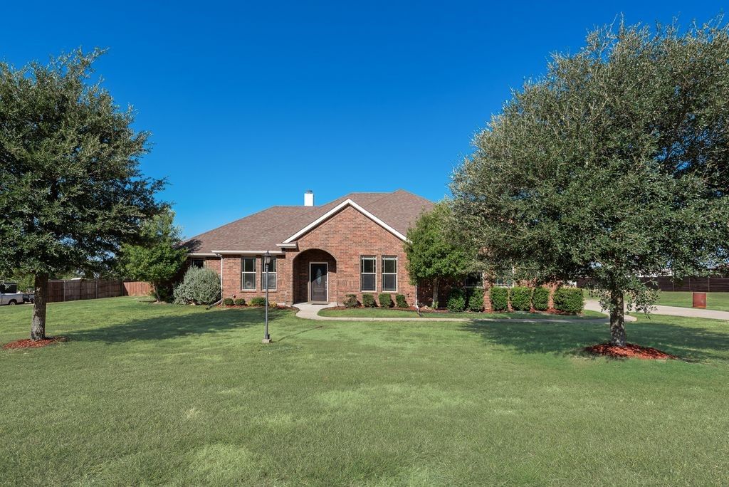 2121 N Mockingbird Lane, Midlothian, TX 76065 — exterior