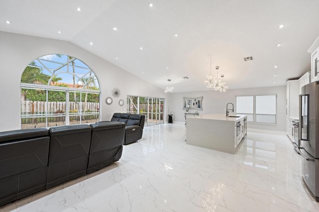 1077 Siena Oaks Circle E, Palm Beach Gardens, FL 33410