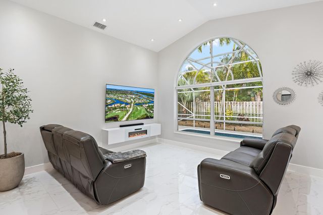 1077 Siena Oaks Circle E, Palm Beach Gardens, FL 33410