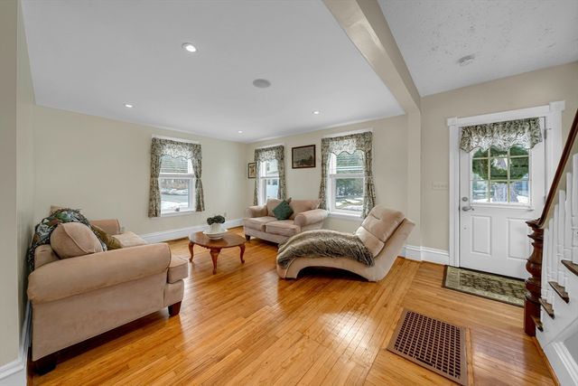 8 School St, Groveland, MA 01834