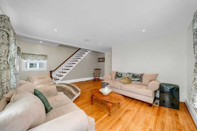 8 School St, Groveland, MA 01834