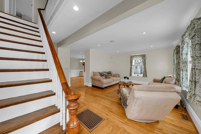 8 School St, Groveland, MA 01834