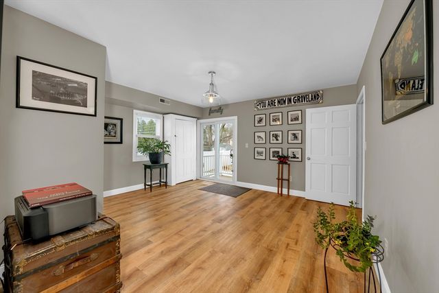 8 School St, Groveland, MA 01834