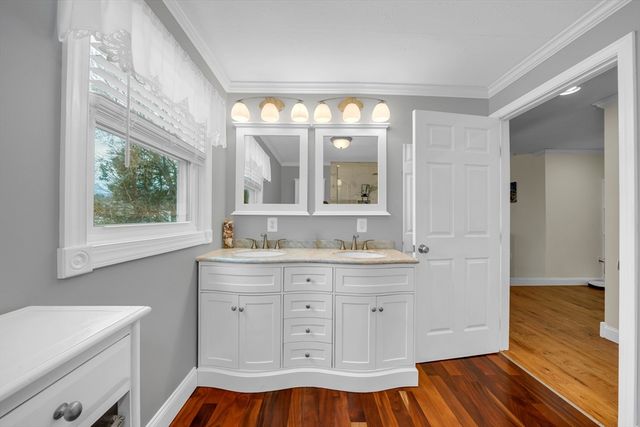 8 School St, Groveland, MA 01834