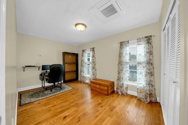 8 School St, Groveland, MA 01834