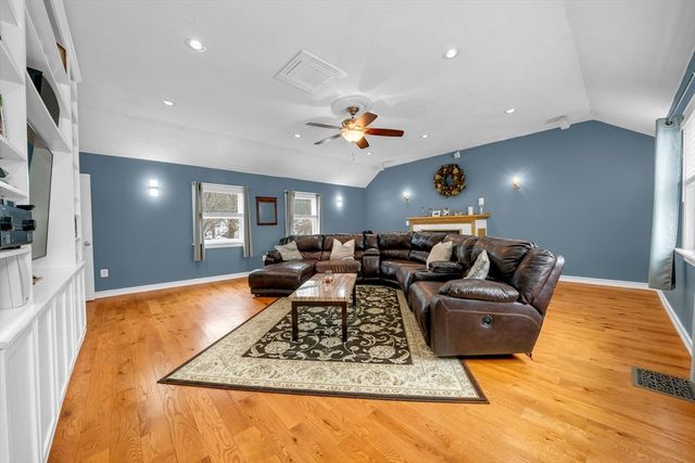 8 School St, Groveland, MA 01834