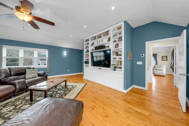 8 School St, Groveland, MA 01834