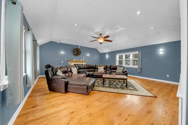 8 School St, Groveland, MA 01834