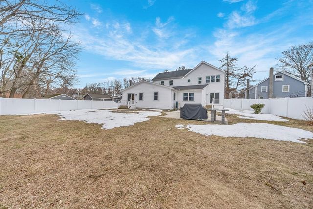 8 School St, Groveland, MA 01834