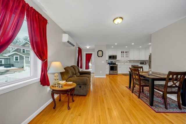 8 School St, Groveland, MA 01834