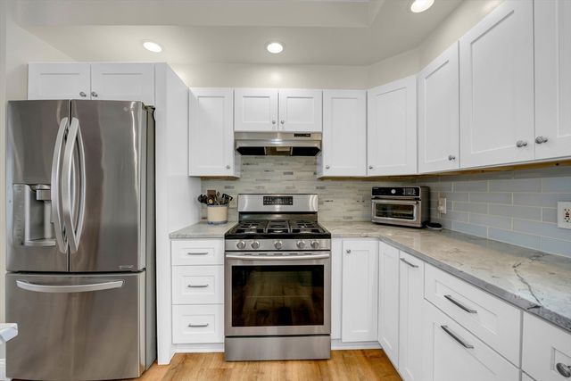 8 School St, Groveland, MA 01834