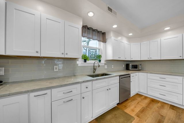 8 School St, Groveland, MA 01834