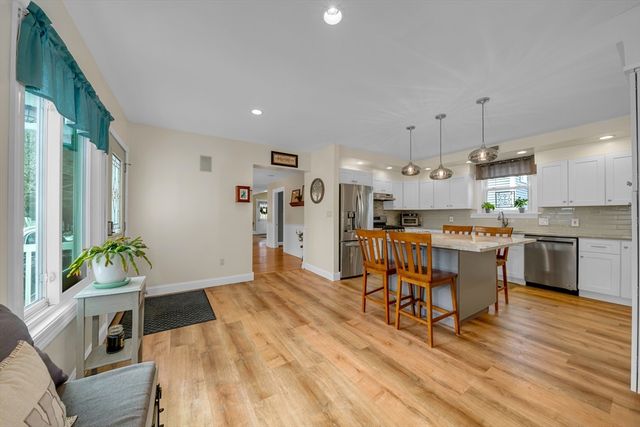 8 School St, Groveland, MA 01834