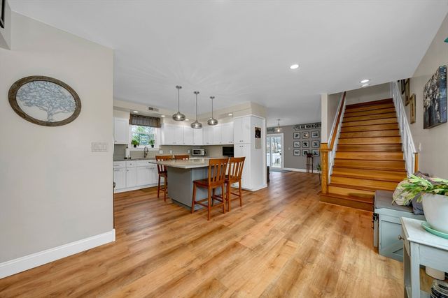 8 School St, Groveland, MA 01834