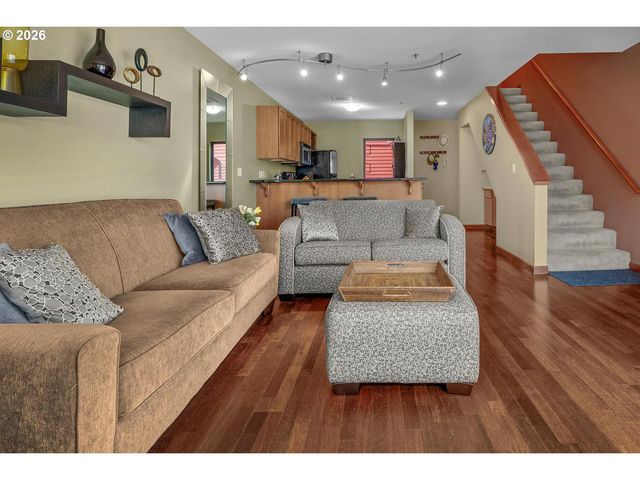 920 Nw NAITO Pkwy J25, Portland, OR 97209