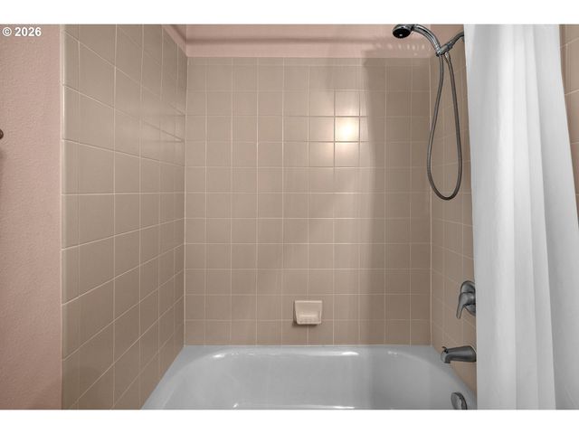 920 Nw NAITO Pkwy J25, Portland, OR 97209