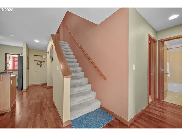 920 Nw NAITO Pkwy J25, Portland, OR 97209