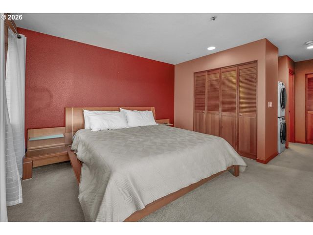 920 Nw NAITO Pkwy J25, Portland, OR 97209