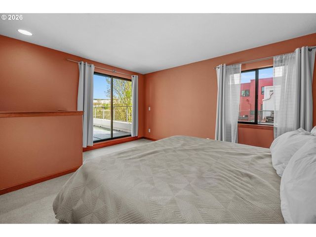 920 Nw NAITO Pkwy J25, Portland, OR 97209