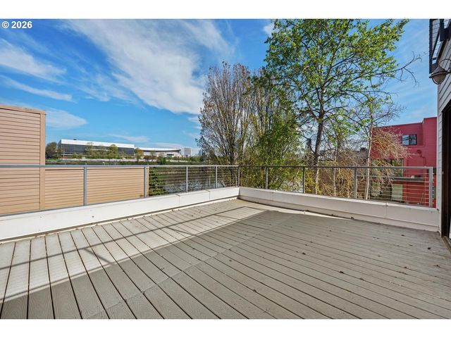 920 Nw NAITO Pkwy J25, Portland, OR 97209