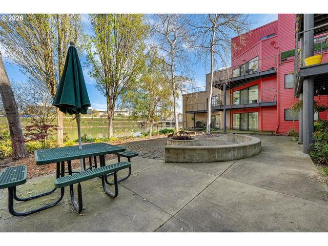 920 Nw NAITO Pkwy J25, Portland, OR 97209