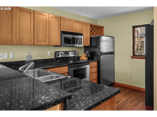 920 Nw NAITO Pkwy J25, Portland, OR 97209