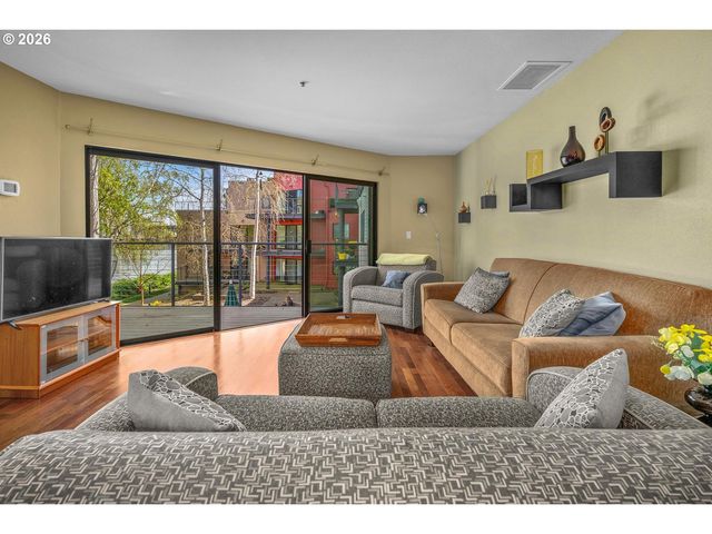 920 Nw NAITO Pkwy J25, Portland, OR 97209