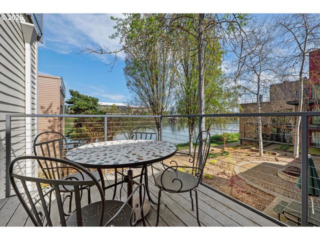 920 Nw NAITO Pkwy J25, Portland, OR 97209