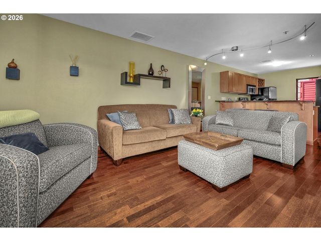 920 Nw NAITO Pkwy J25, Portland, OR 97209