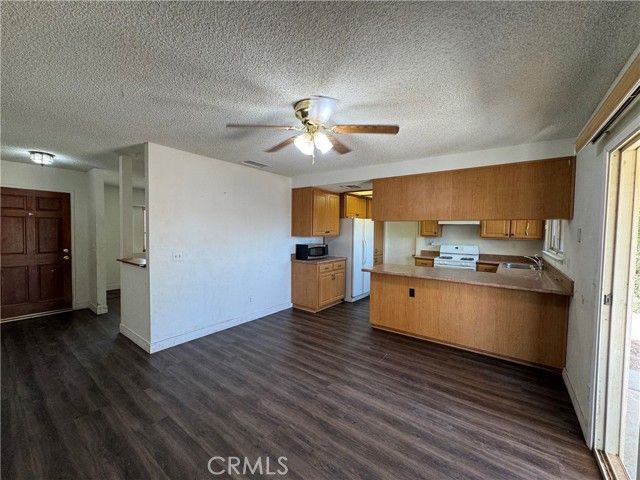 21815 Klickitat Avenue, Apple Valley, CA 92307