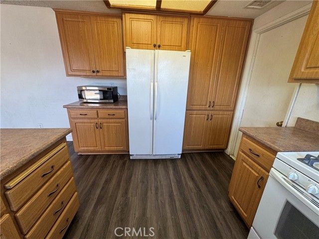 21815 Klickitat Avenue, Apple Valley, CA 92307