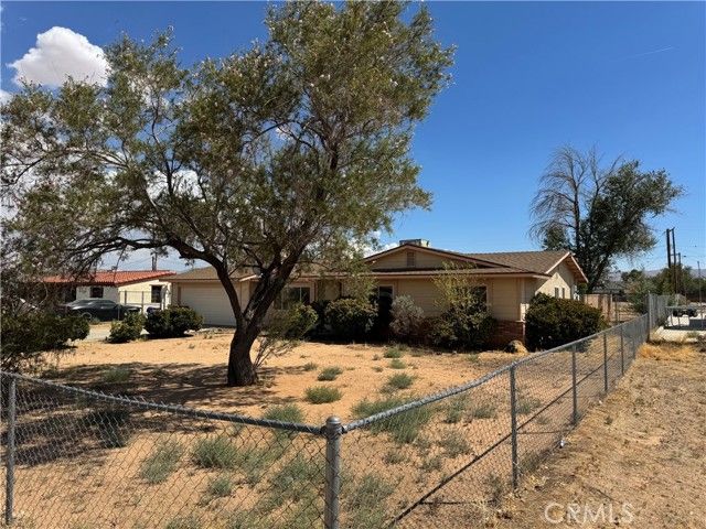 21815 Klickitat Avenue, Apple Valley, CA 92307