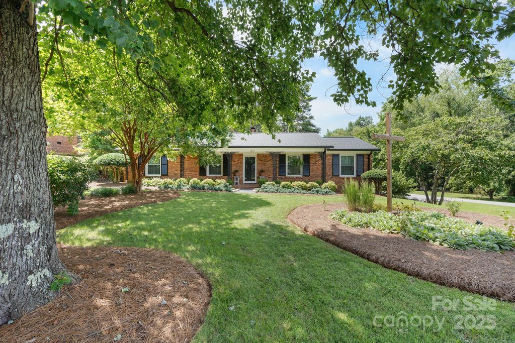 1071 12th Avenue NW, Hickory, NC 28601