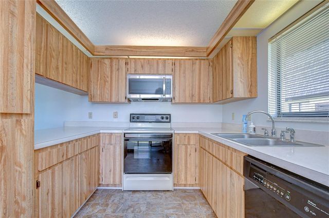 15406 E POND WOODS DRIVE 15406, Tampa, FL 33618