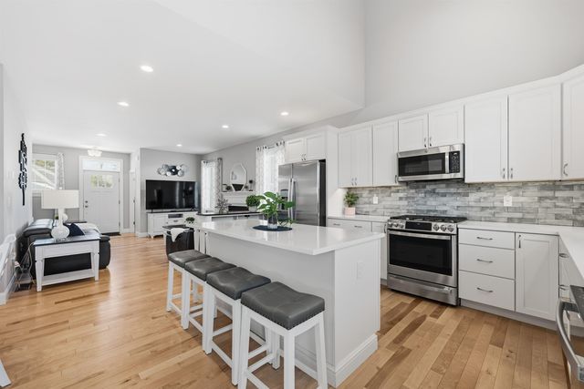 47 Clover Lane, Londonderry, NH 03053