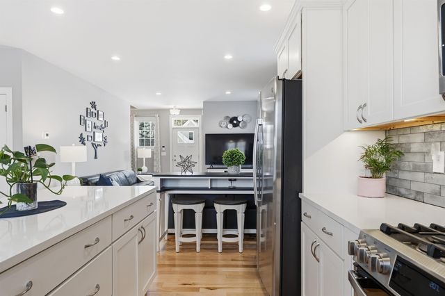 47 Clover Lane, Londonderry, NH 03053