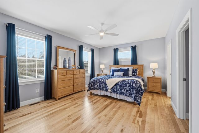 47 Clover Lane, Londonderry, NH 03053