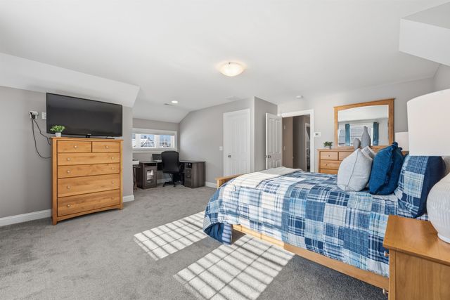 47 Clover Lane, Londonderry, NH 03053