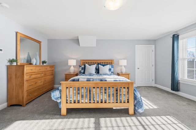 47 Clover Lane, Londonderry, NH 03053