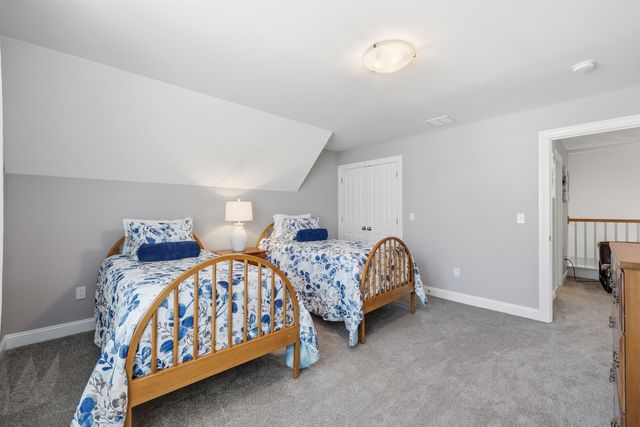 47 Clover Lane, Londonderry, NH 03053