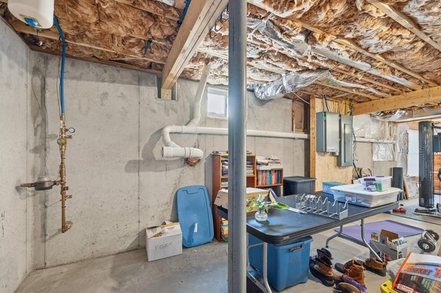 47 Clover Lane, Londonderry, NH 03053