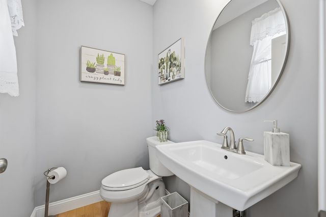 47 Clover Lane, Londonderry, NH 03053