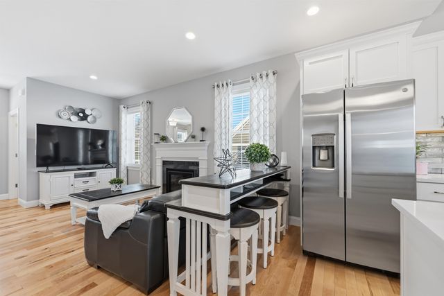 47 Clover Lane, Londonderry, NH 03053