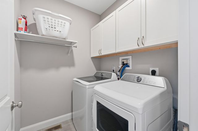 47 Clover Lane, Londonderry, NH 03053