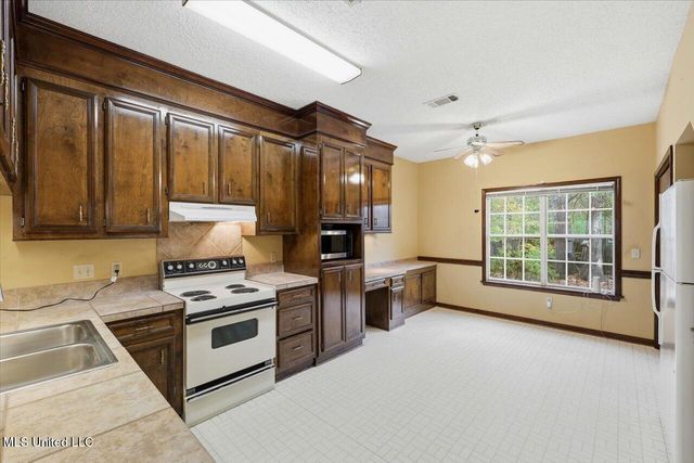 105 Burnt Leaf Way, Clinton, MS 39056