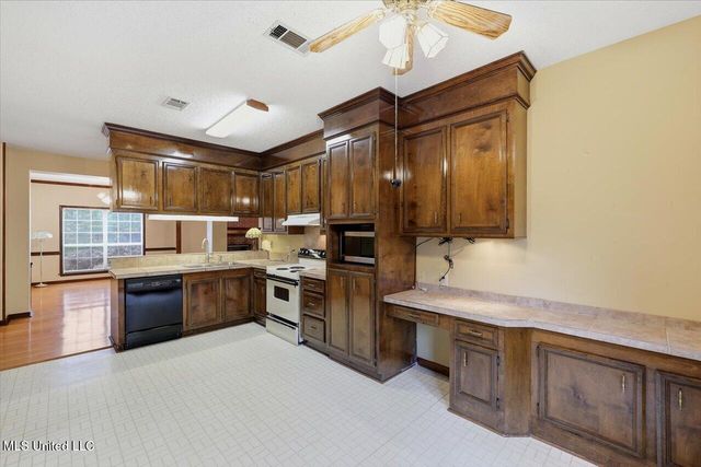 105 Burnt Leaf Way, Clinton, MS 39056